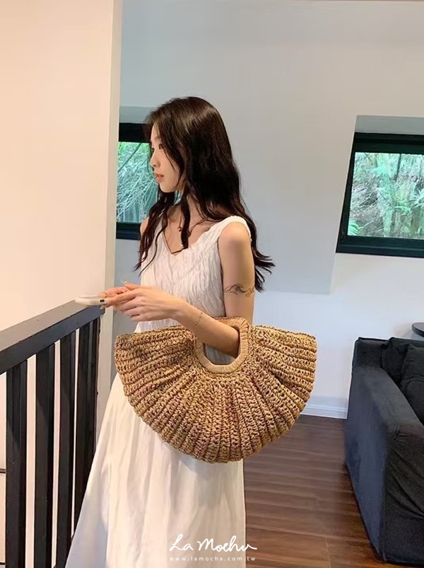 手拿扇形藤編包(花花清單)